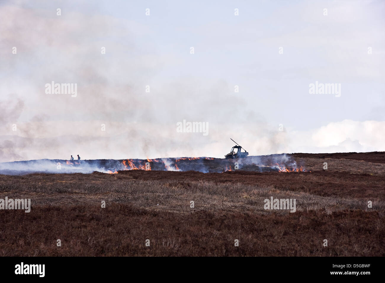 Photo montrant le brûlage dirigé sur le North Yorkshire Moors. Banque D'Images