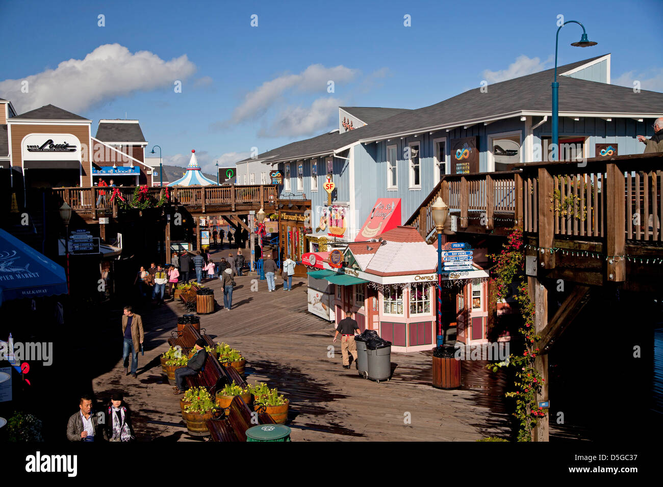 Boutiques au Pier 39 de Fisherman's Wharf à San Francisco, Californie, États-Unis d'Amérique, USA Banque D'Images