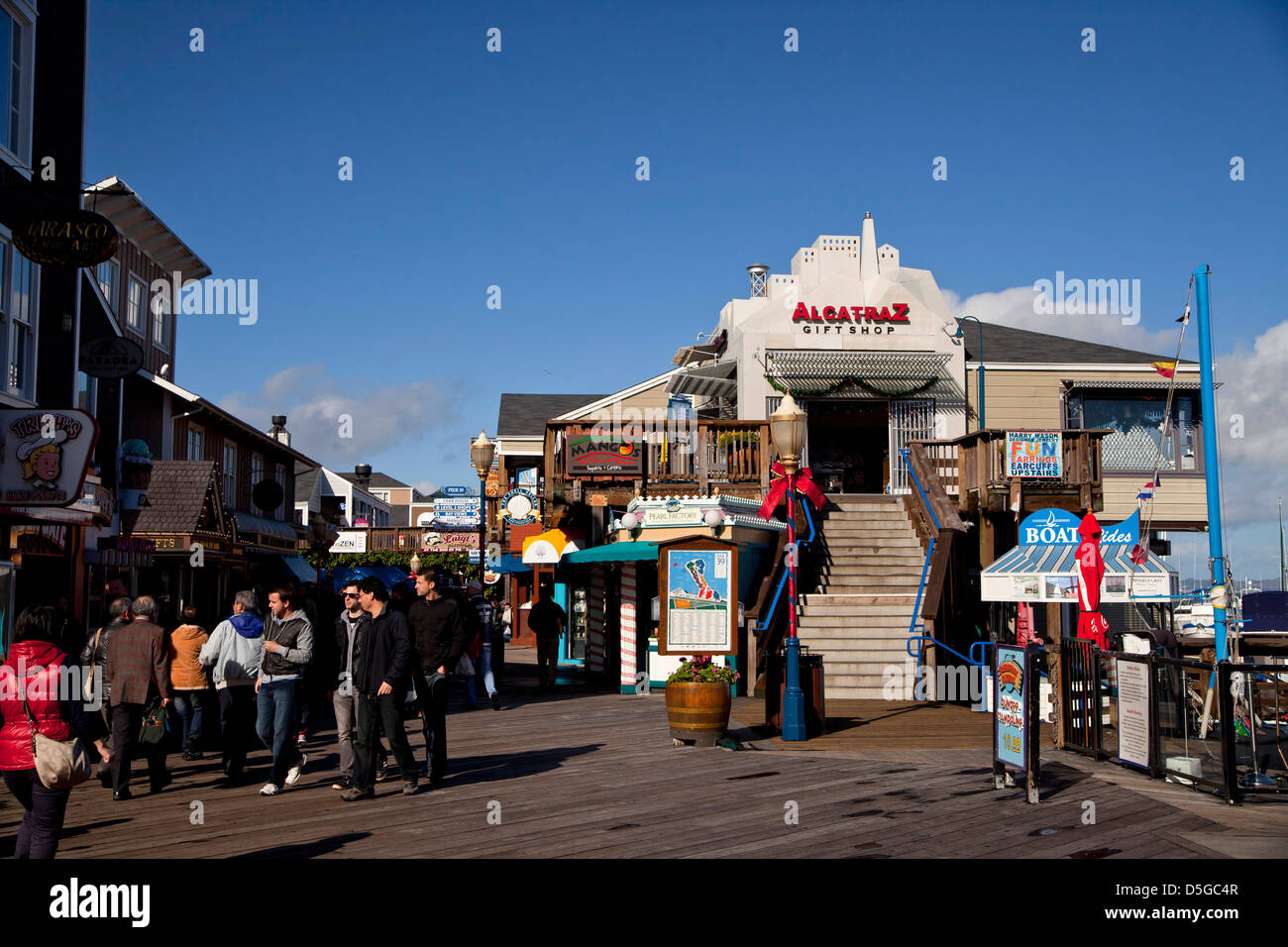 Boutiques au Pier 39 de Fisherman's Wharf à San Francisco, Californie, États-Unis d'Amérique, USA Banque D'Images