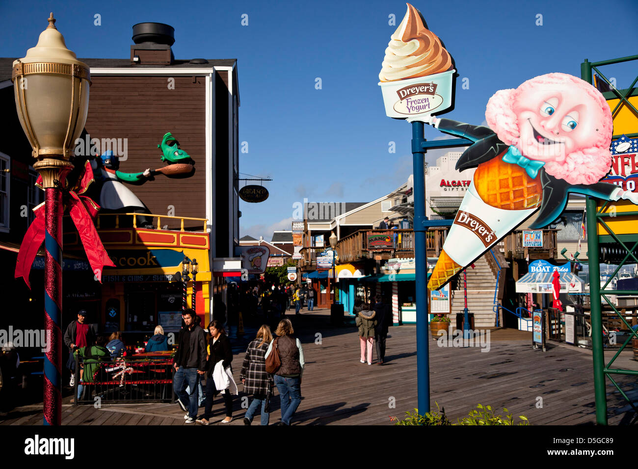 Boutiques au Pier 39 de Fisherman's Wharf à San Francisco, Californie, États-Unis d'Amérique, USA Banque D'Images
