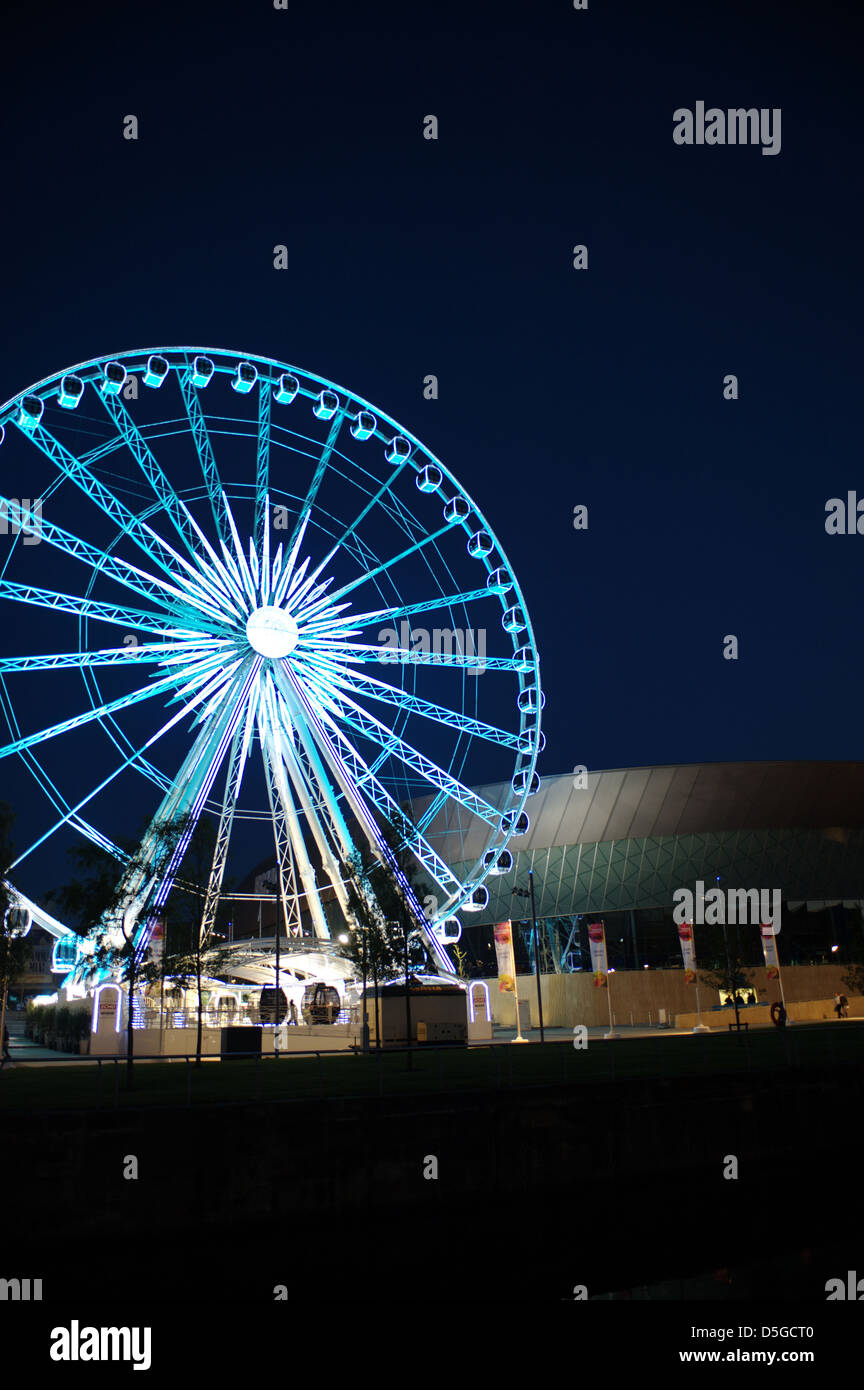 La roue de l'écho de Liverpool et de l'Echo Arena, Liverpool, Angleterre, Royaume-Uni de nuit. Banque D'Images