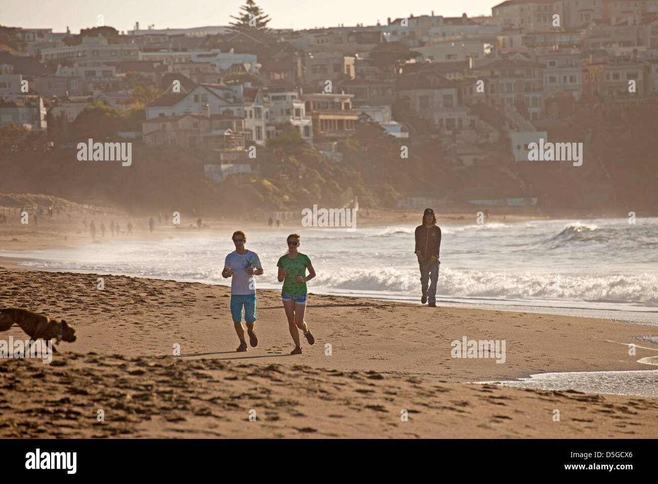Le jogging sur Baker Beach à San Francisco, Californie, États-Unis d'Amérique, USA Banque D'Images