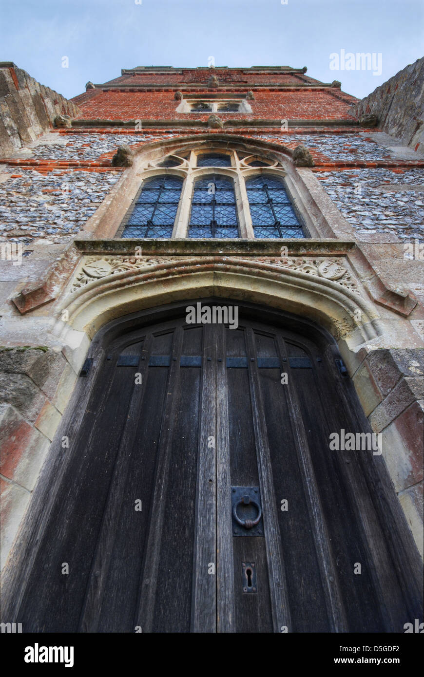 Porte et clocher de l'église, en Angleterre, Odiham vu de dessous Banque D'Images