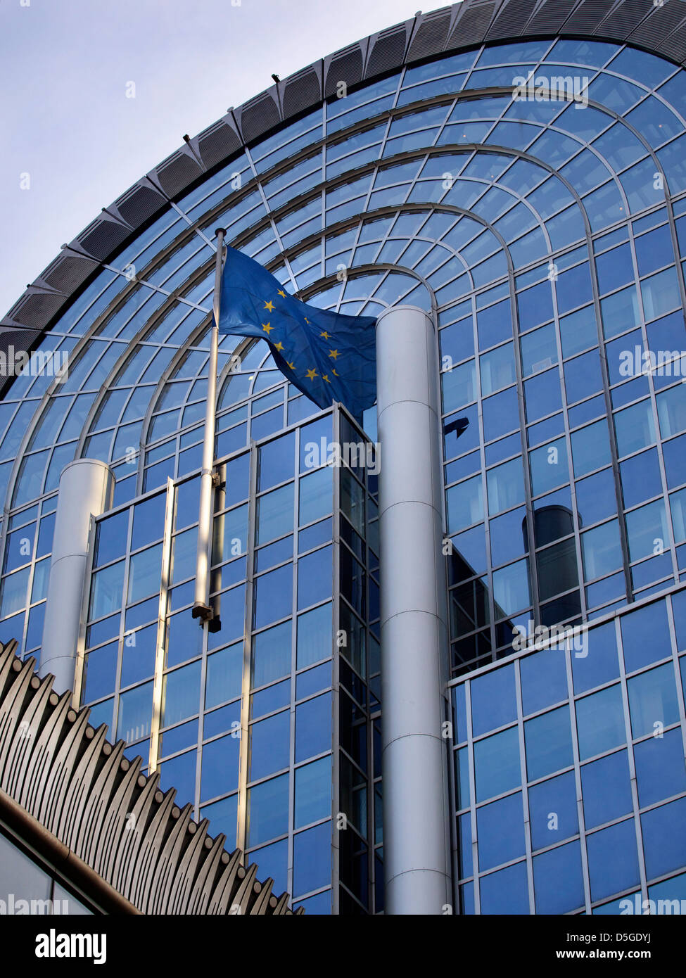 Drapeau de l'UE au Parlement européen à Bruxelles, Belgique Banque D'Images