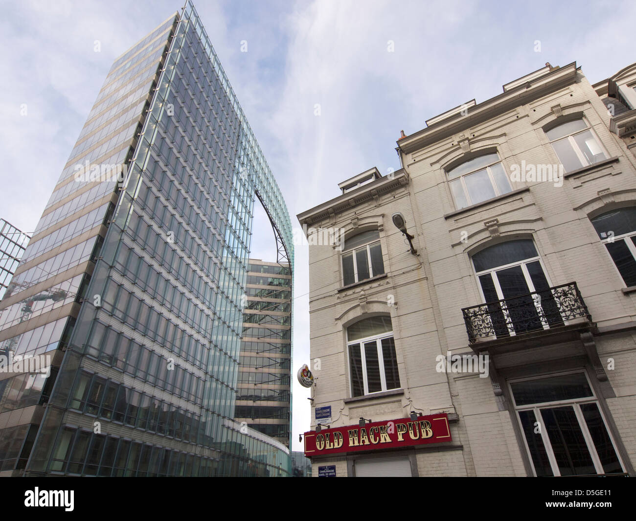 Vieille Pub Hack, bâtiments anciens et nouveaux dans le quartier européen de Bruxelles, Belgique Banque D'Images