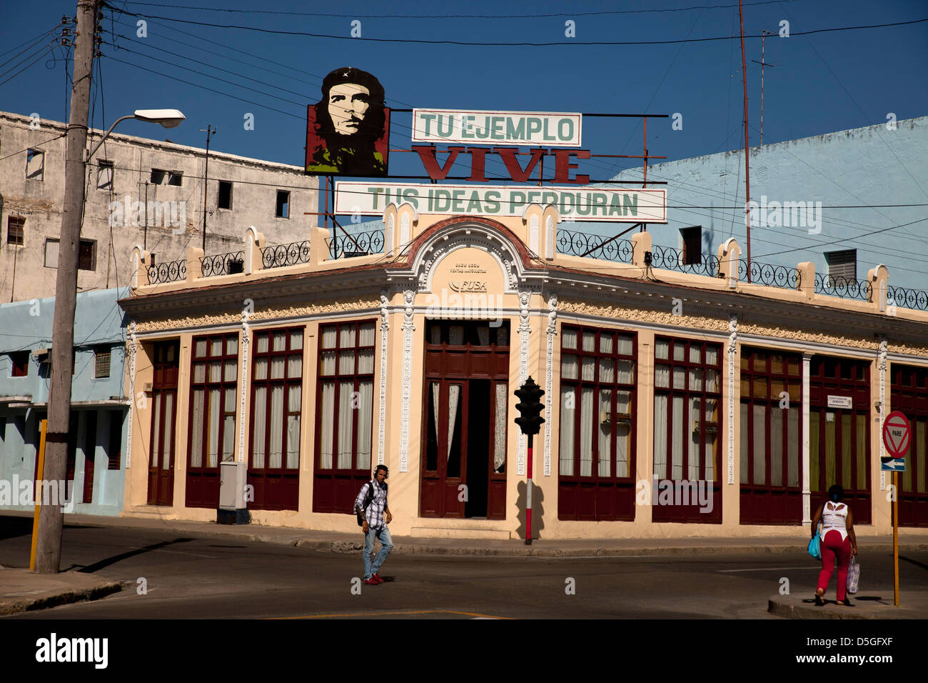 L'image de Che Guevara et de la propagande sur un immeuble typique à Cienfuegos, Cuba, Caraïbes Banque D'Images