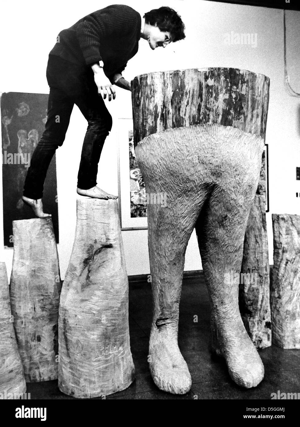 Guy Moberly avec sa sculpture en bois à Brighton Polytechnic en 1984, le Poly est devenu l'Université de Brighton Banque D'Images