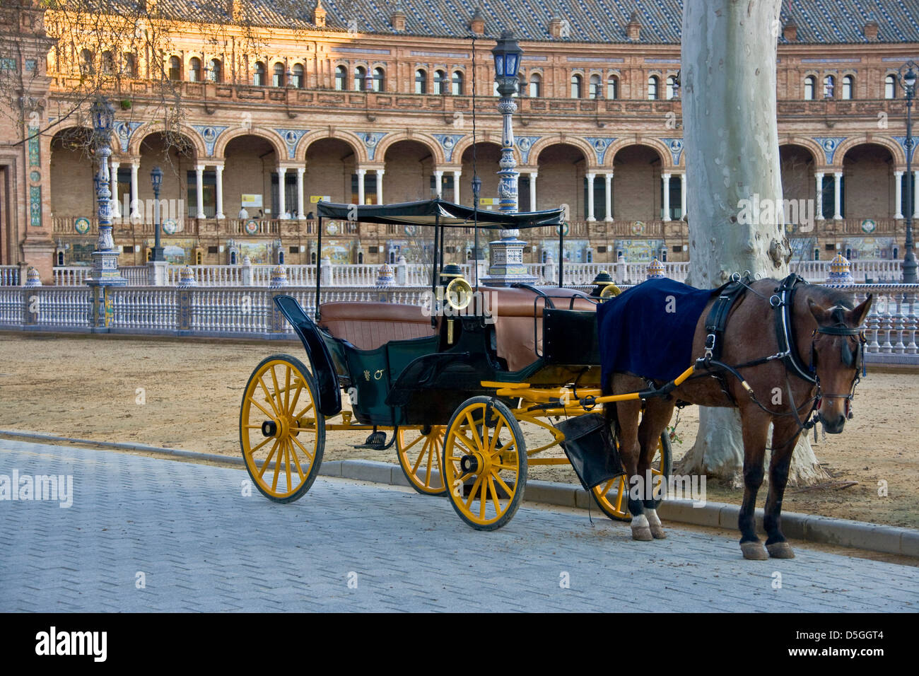 Cheval et chariot à Sunrise Plaza Espana Seville andalousie espagne Europe Banque D'Images