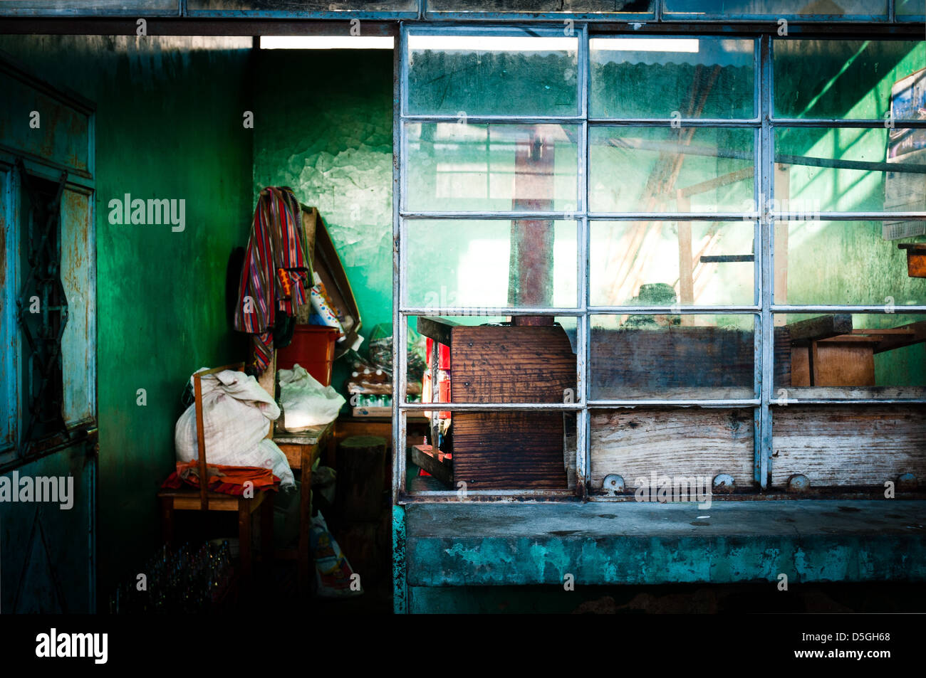 Ambiance mystique sur une petite salle vide à l'intérieur du marché de Chichicastenango Banque D'Images