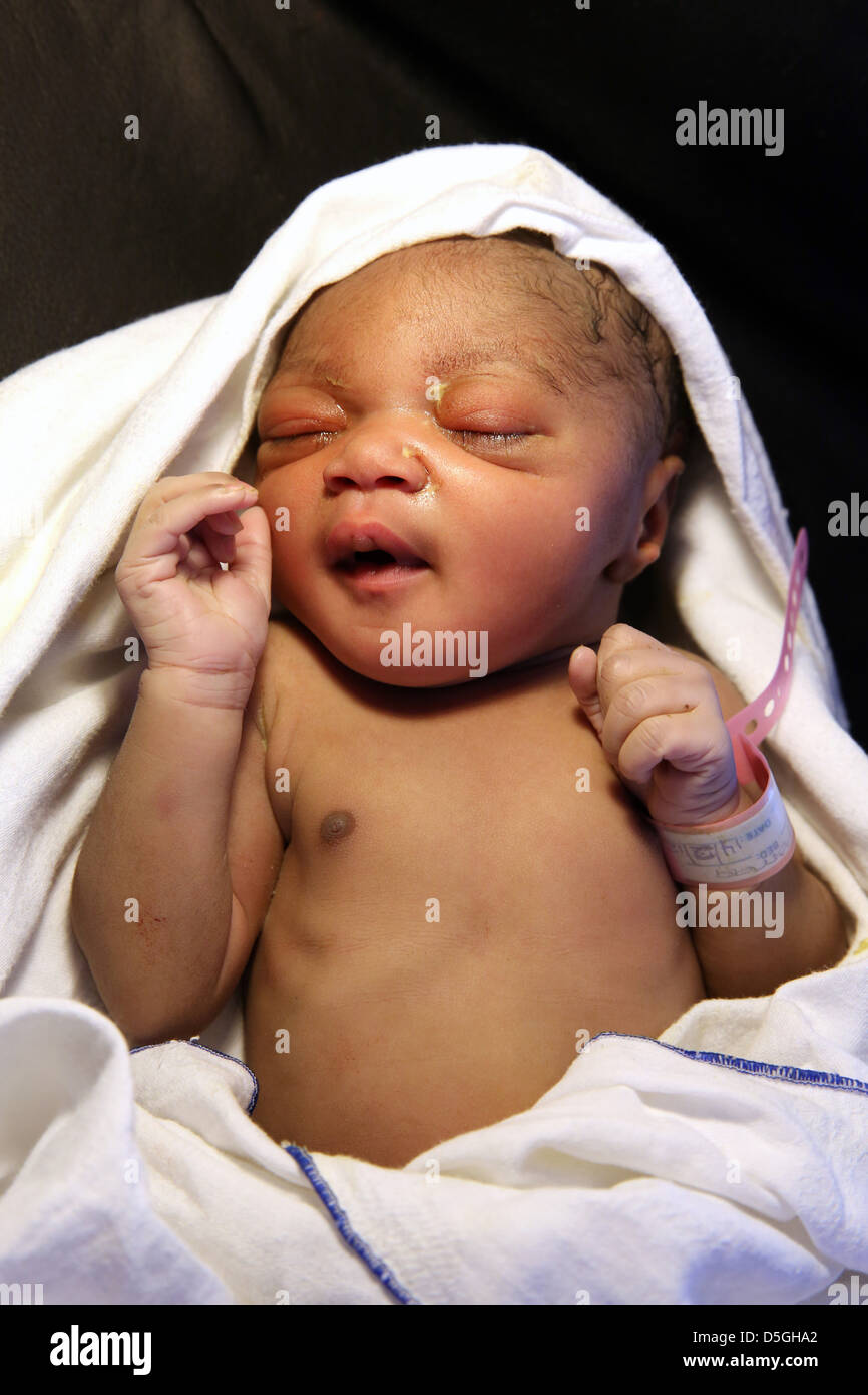 Bébé prématuré nouveau-né fille dans le domaine de la maternité de l'Hôpital Holy Family à Techiman, Ghana Banque D'Images