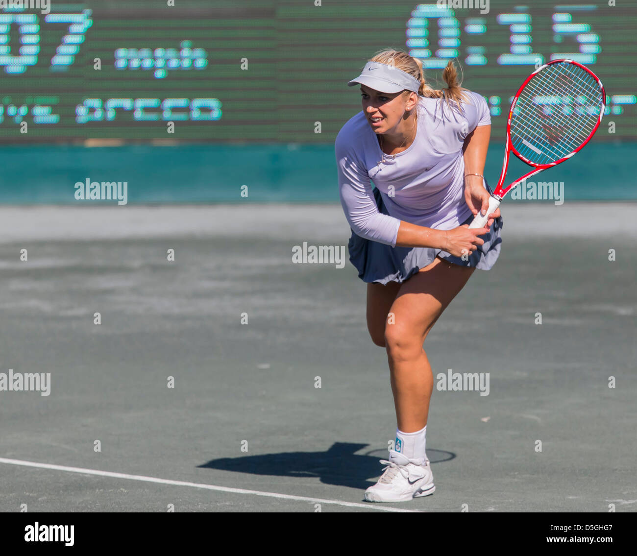 Paris, France. Le 02 avril 2013. Sabine Lisicki (GER) sert à Anna Tatishvili (GEO) au cours de l'action au 2ème tour le cercle de famille Tennis Center pour le cercle de famille tasse à Charleston, SC. Sabine gagne en deux sets 6-0, 6-0. Cal Sport Media / Alamy Live News Banque D'Images