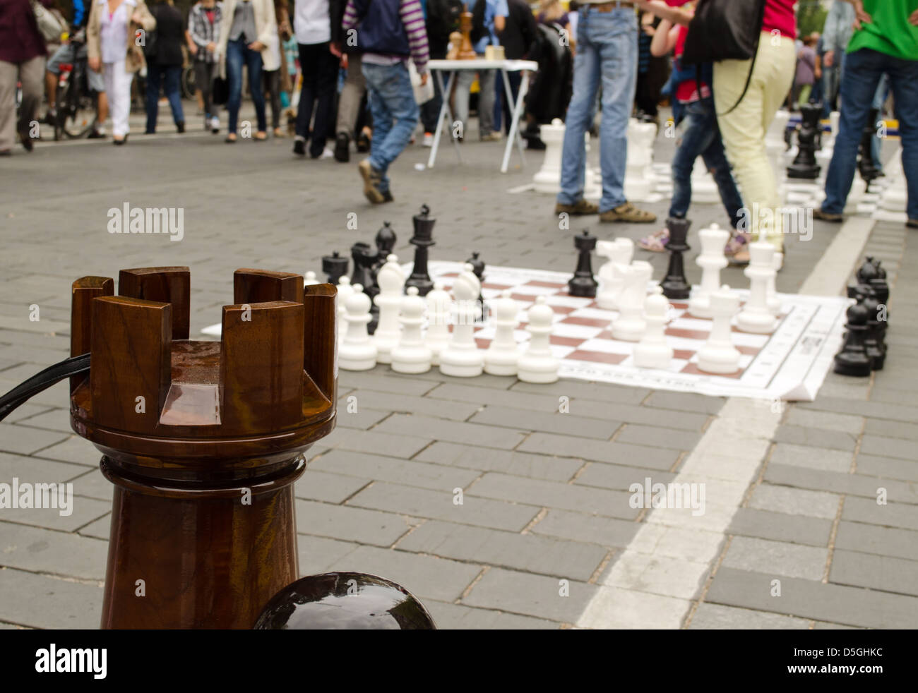 Jeu d'énormes chiffres et les gens qui marchent dans la ville de Vilnius street event Banque D'Images