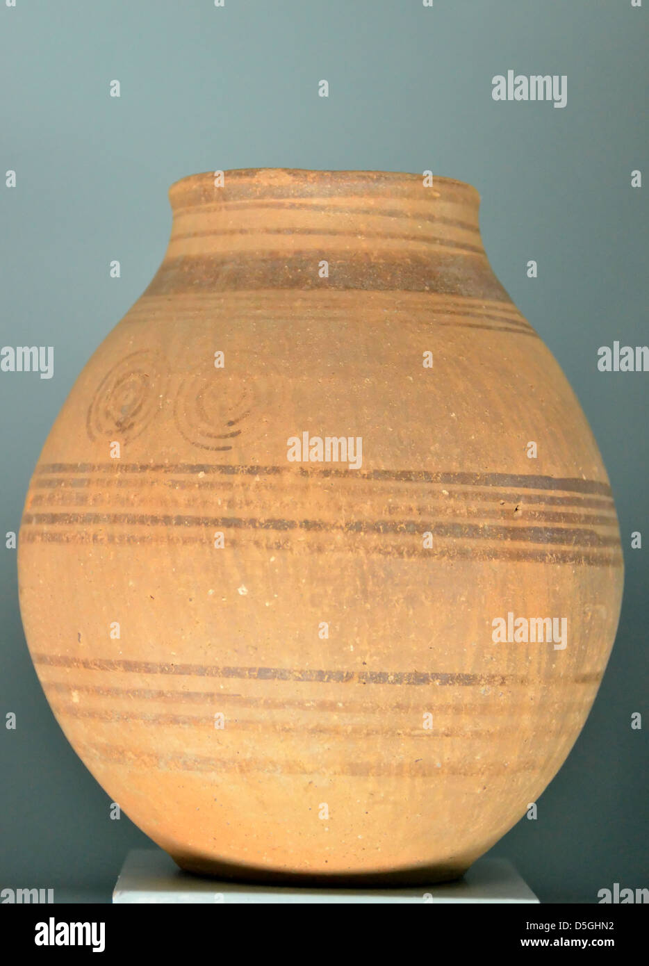 Vase grec antique de l'âge géométrique (700-900 avant J.-C.). Banque D'Images