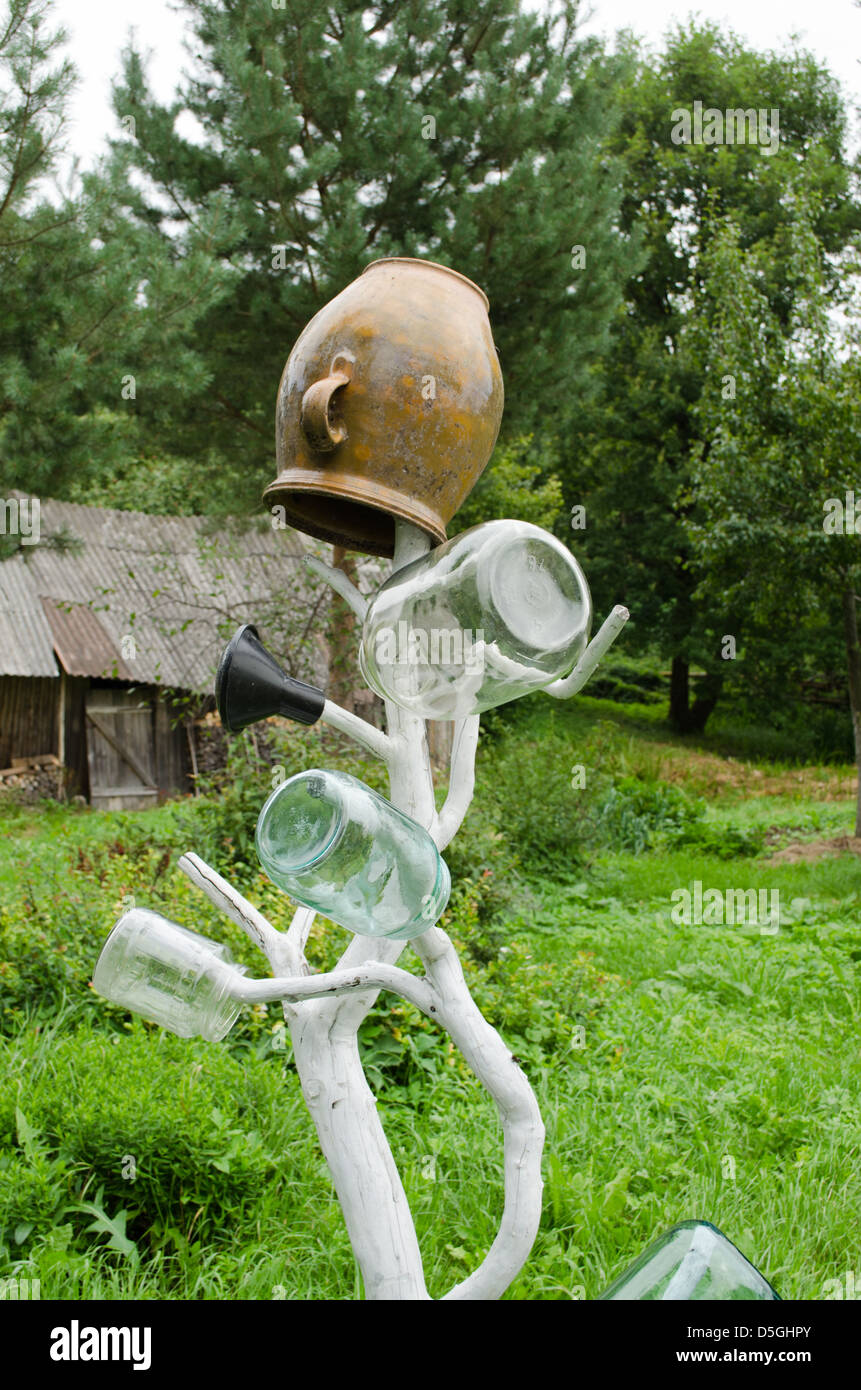 Décor en bois faits à la main pour l'outil à sec cuisinière pots verre jar dans rural farm house jardin de cour. Banque D'Images