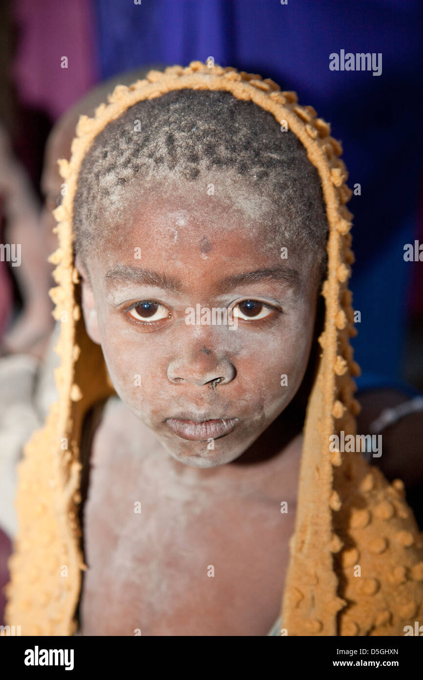 Un petit garçon Maasai à sale ou l'enfant dans les orphelins africains près  de Moashi;Tanzanie Afrique;;de Masaï, les parents africains Photo Stock -  Alamy