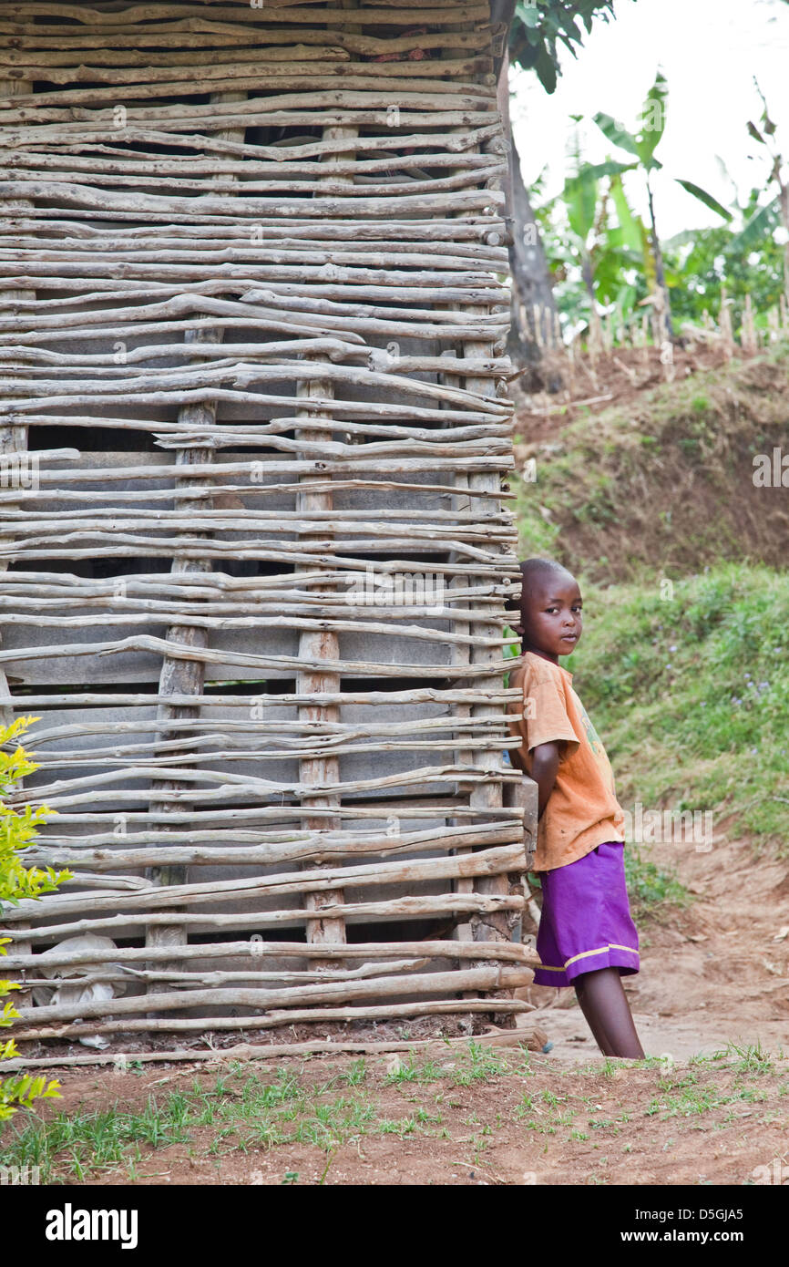 Orphelin de l'Afrique de l'enfant près de Moashi;Tanzanie Afrique;;de massaï et les Africains est à l'affiche à l'extérieur. Banque D'Images