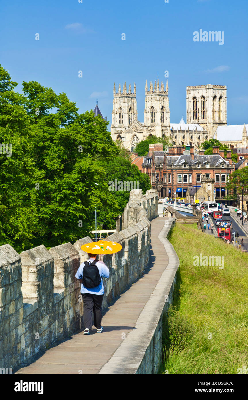 York Minster et balades touristiques le long d'une section de l'enceinte historique de la ville, chemin Station York Yorkshire Angleterre UK GB EU Europe Banque D'Images