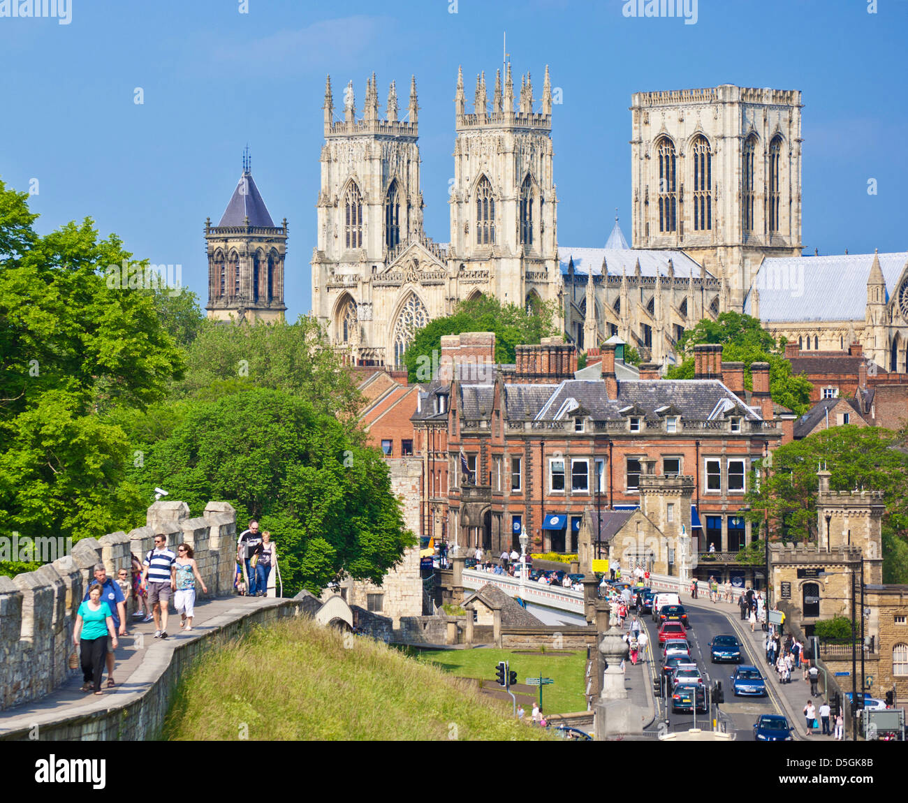 La cathédrale de York et d'une partie de l'enceinte historique de la ville le long de la route de la station York Yorkshire Angleterre UK GB EU Europe Banque D'Images