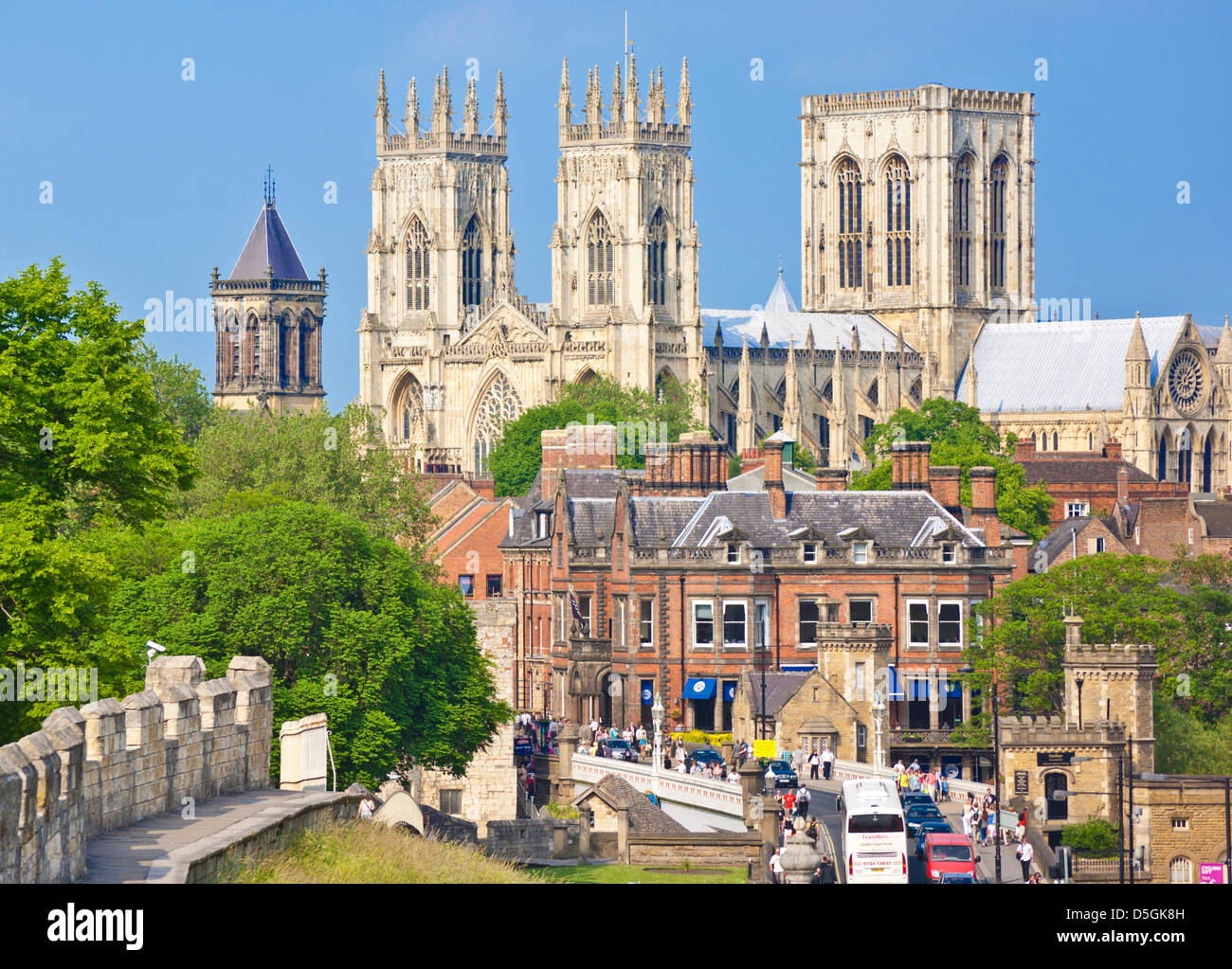 York Royaume-Uni, York Minster et une section des murs historiques de la ville de york le long de la route de la gare York Yorkshire Angleterre Royaume-Uni GB Europe Banque D'Images