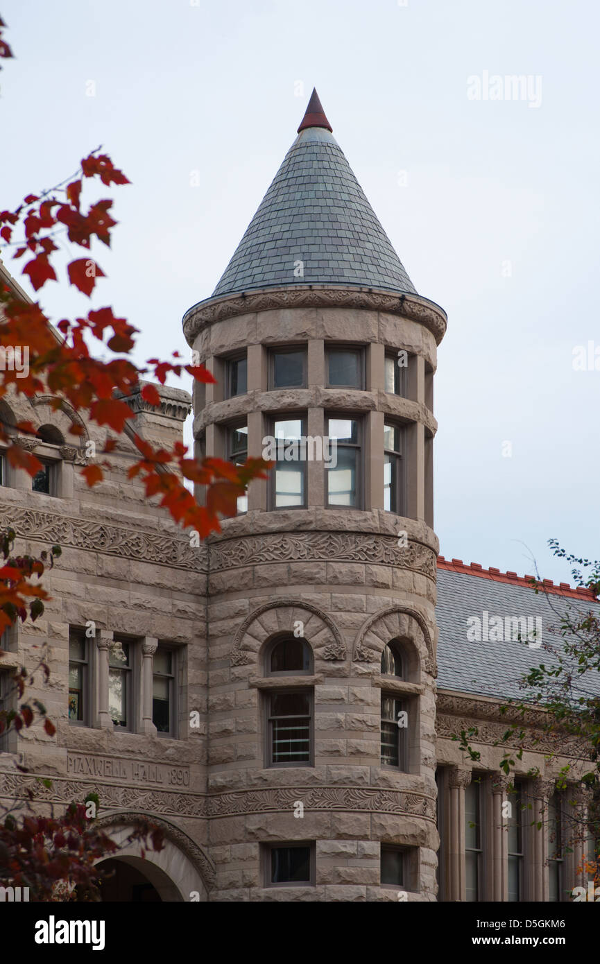 L'imposante structure de la tour de Maxwell Hall sur le campus de l'Université de l'Indiana à Bloomington, Indiana Banque D'Images