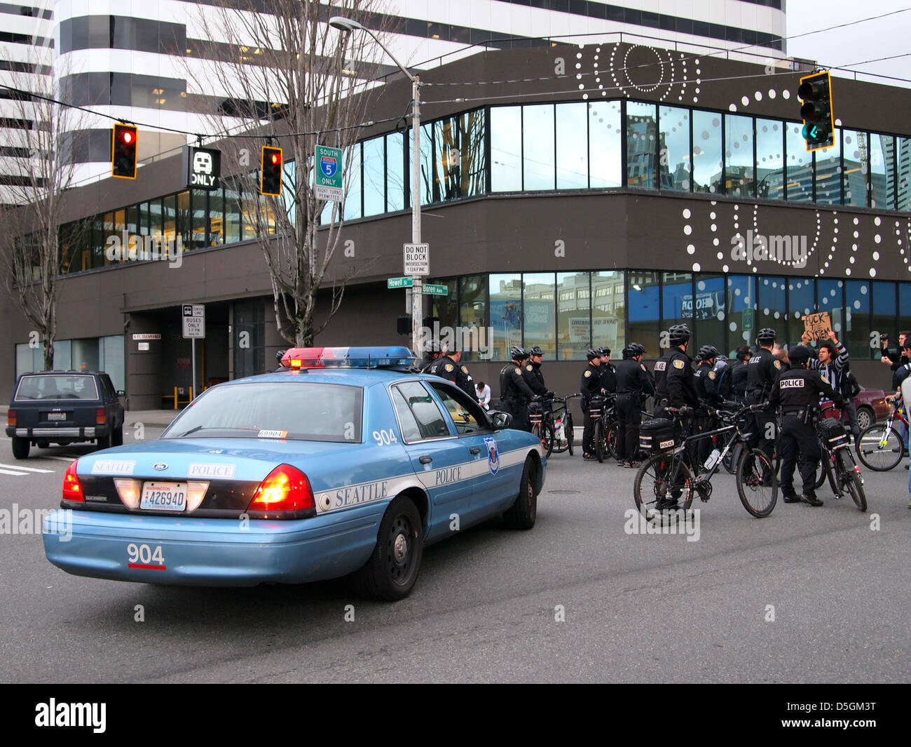 Police de Seattle à une démonstration de la police de Seattle Washington, USA Banque D'Images