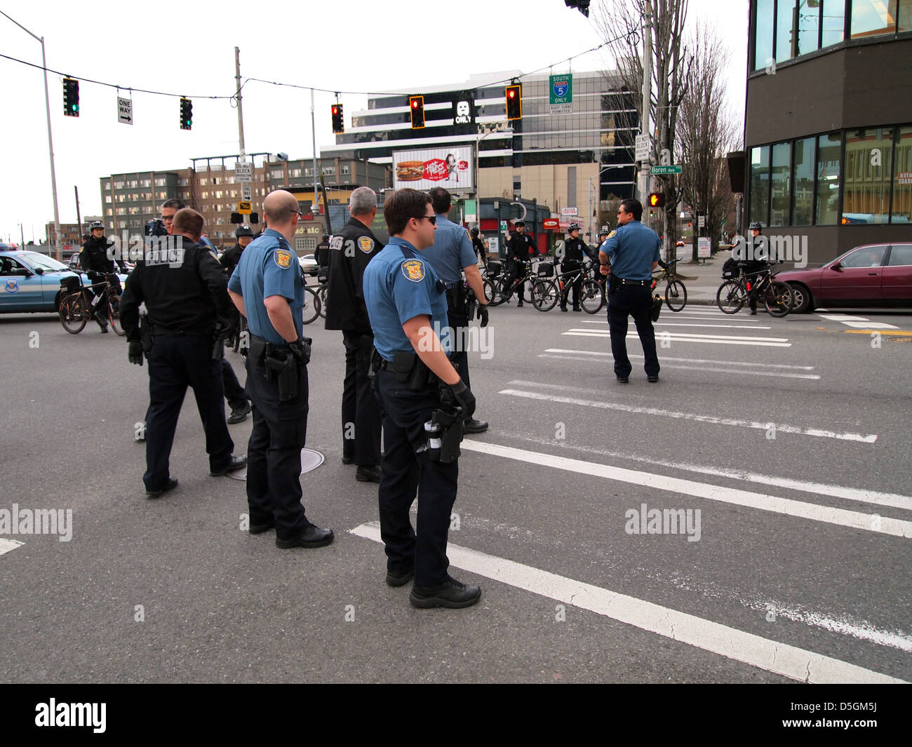 Police de Seattle à une démonstration de la police de Seattle Washington, USA Banque D'Images