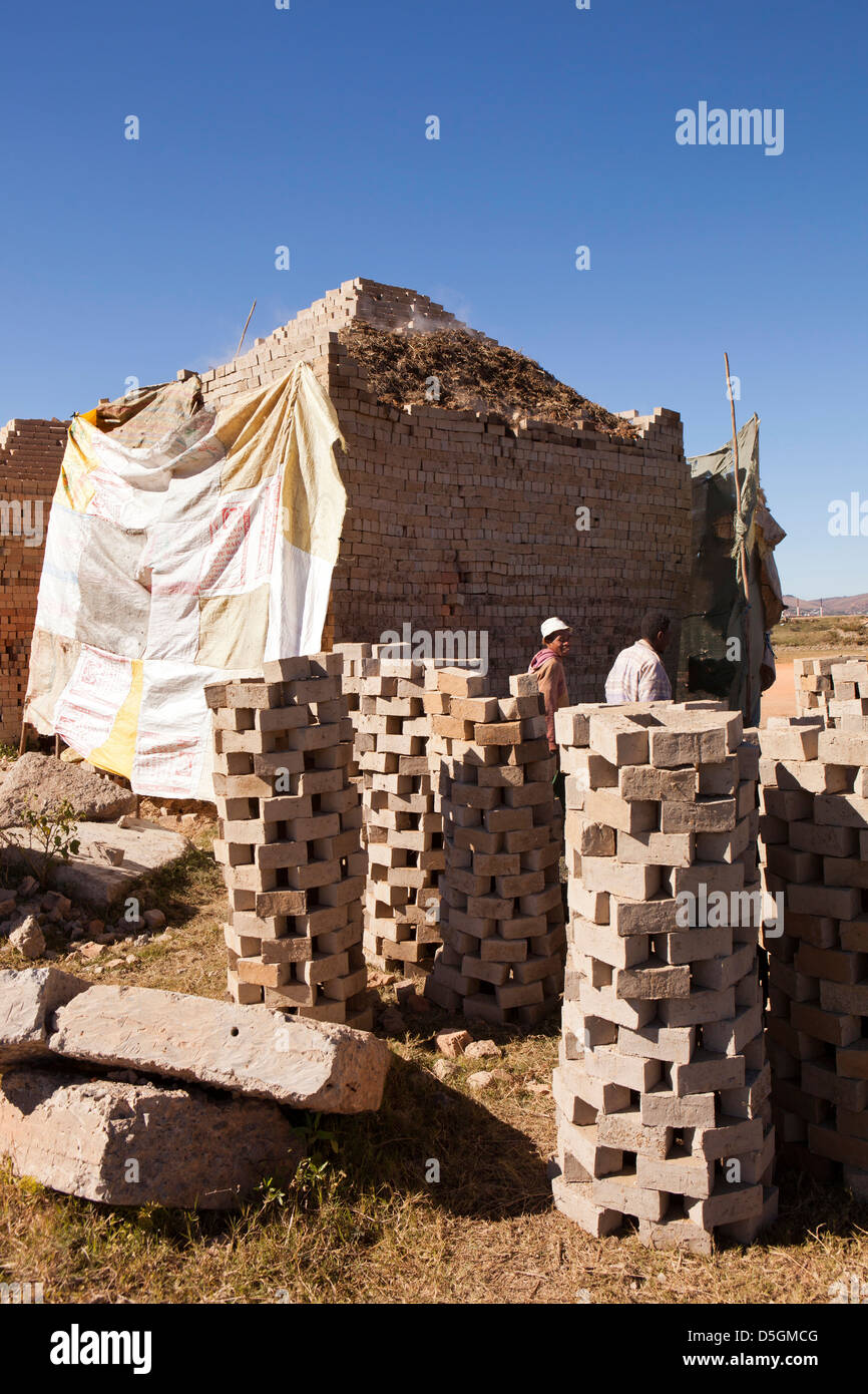 Madagascar, Antananarivo, la fabrication de briques dans l'ancien champ de riz sur la périphérie de la ville Banque D'Images
