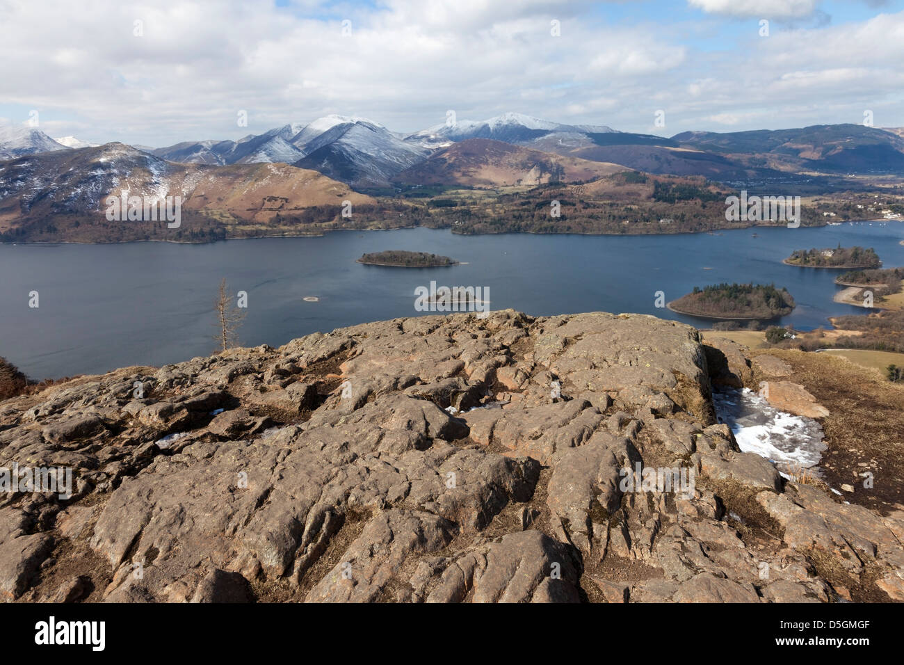La vue à l'ouest de Walla Crag sur Derwent Water vers Grisedale Pike Lake District, Cumbria UK. Banque D'Images