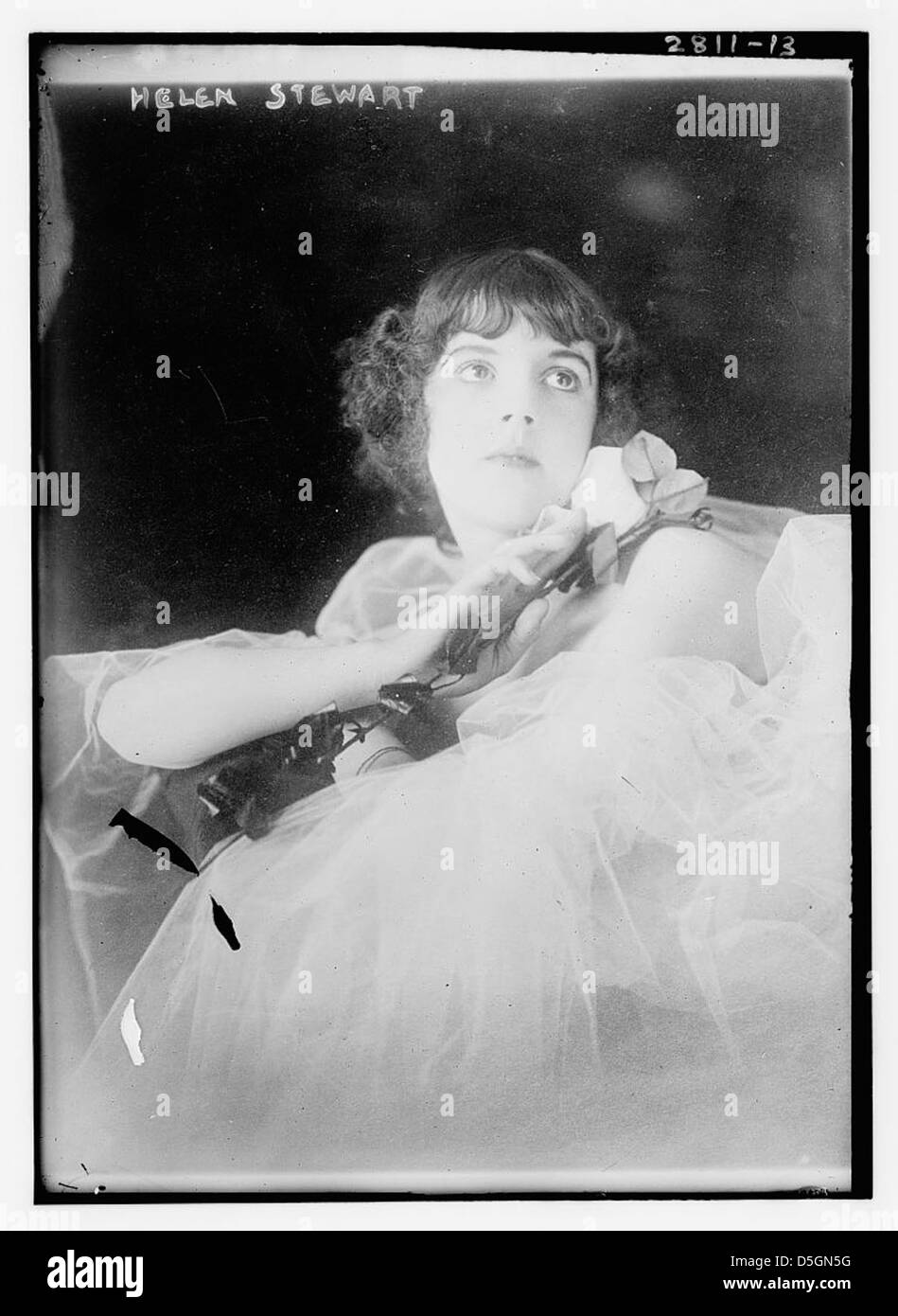 Portrait d'Helen Stewart, une femme photographiée par la Bibliothèque du Congrès, vêtue d'une robe en tulle rose. Banque D'Images