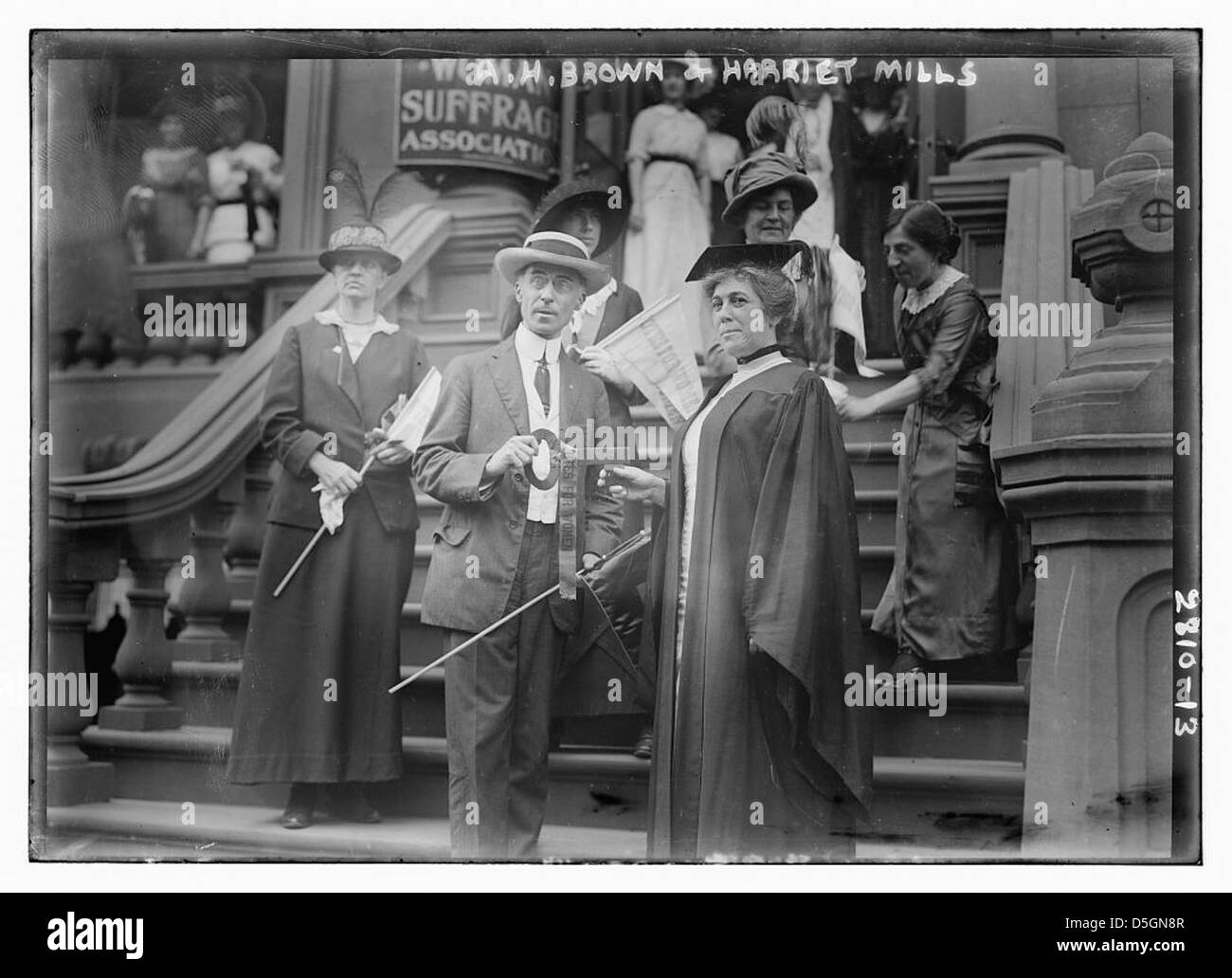 Une photographie de A.H. Brown et Harriet Mills, des personnalités éminentes de l’Association pour le suffrage féminin, capturée lors de leur campagne pour le droit de vote des femmes. Banque D'Images