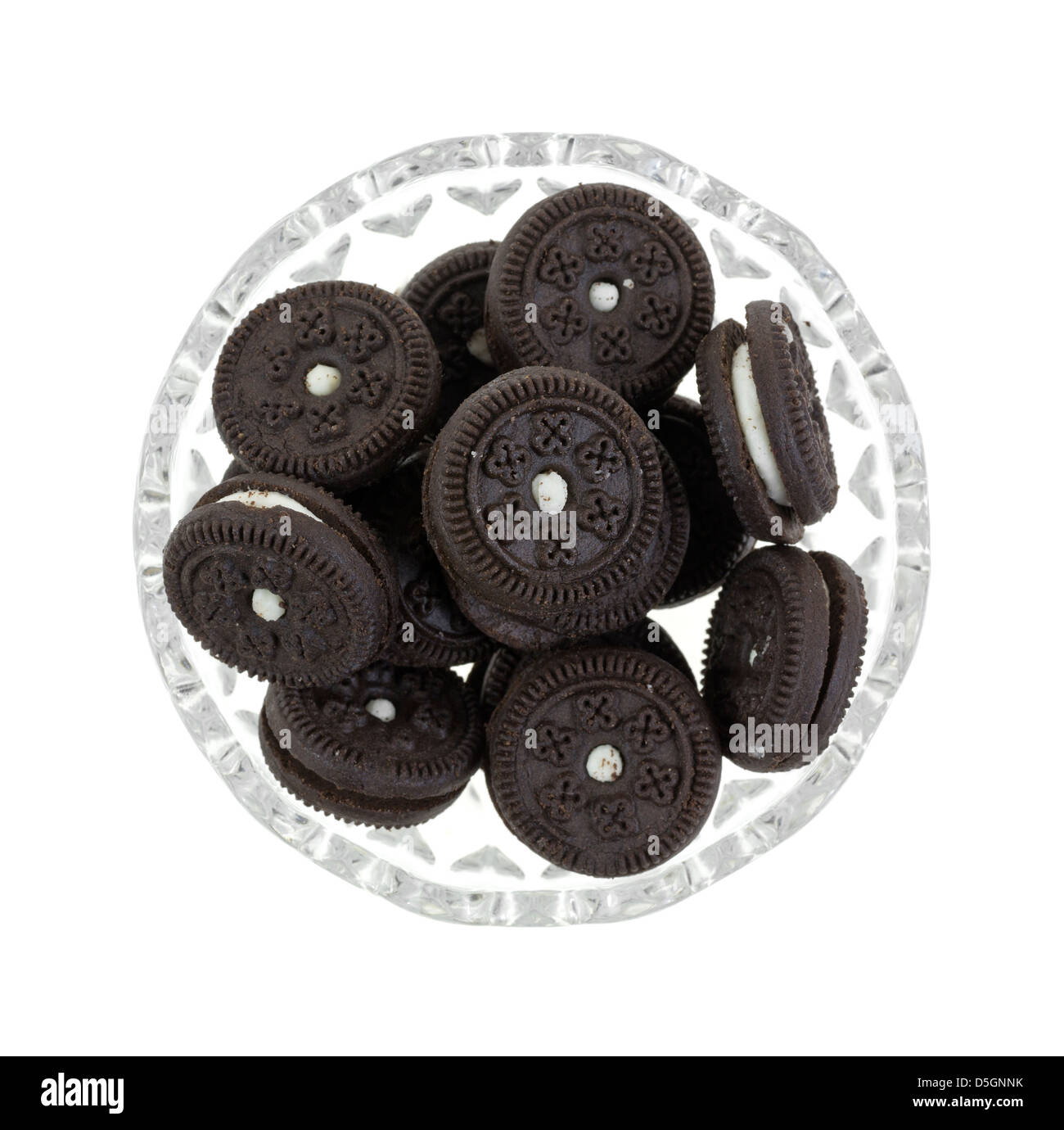 Plusieurs moyennes mordre chocolate cookies dans un bol en verre décoratif sur un fond blanc. Banque D'Images