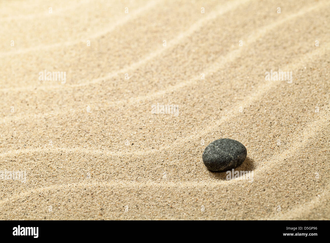 Plage de sable de fond avec pierre noire. La texture du sable Banque D'Images