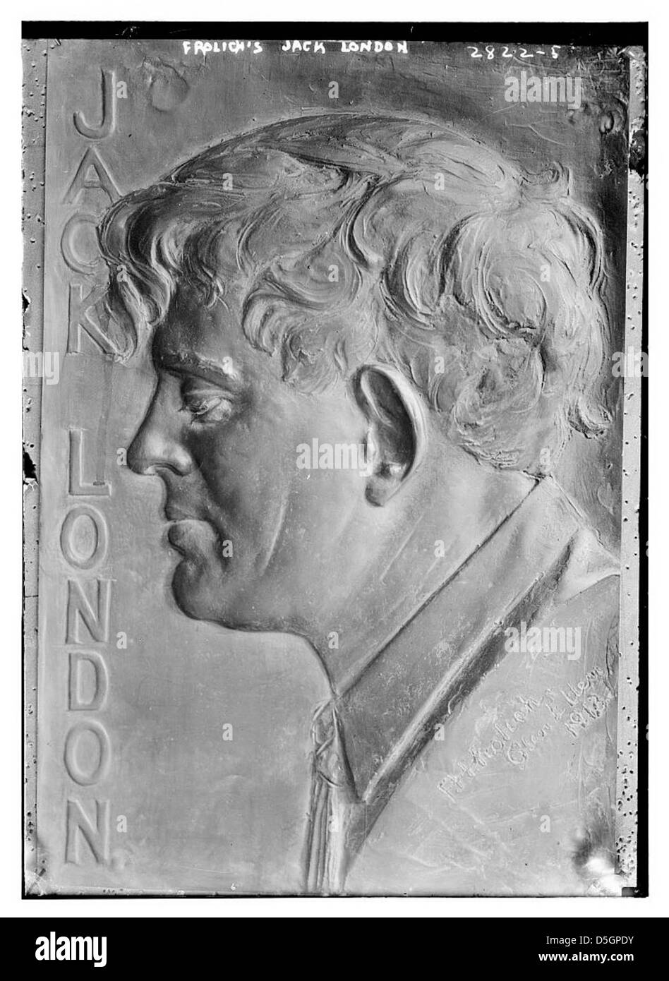 Une sculpture en bas-relief de l'auteur Jack London par Frolich est représentée, mettant en valeur sa ressemblance dans le cadre d'une œuvre d'art historique. Banque D'Images