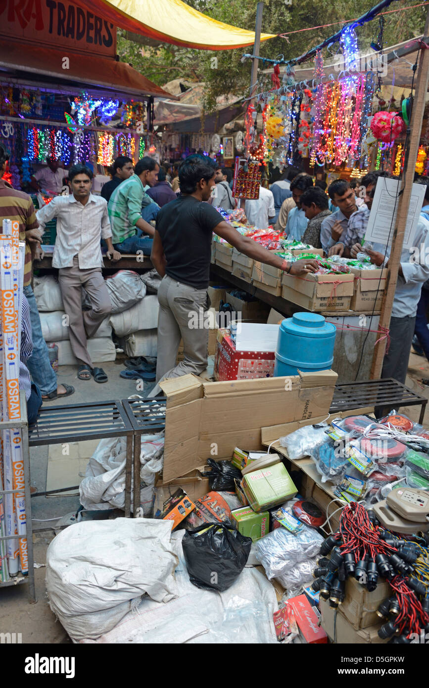 Décorations de Diwali (Festival de lumière) en vente sur un marché de rue latérale à Chandni Chowk, dans le Vieux Delhi, Inde Banque D'Images