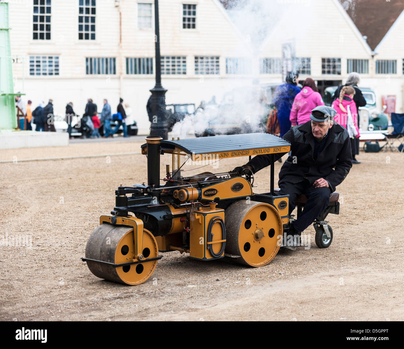 Un rouleau à vapeur miniature conduit au Chatham Historic Dockyard. Banque D'Images