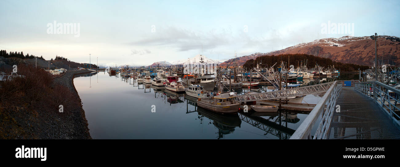La flotte de pêche est à Port au Port de Kodiak en Alaska. Banque D'Images