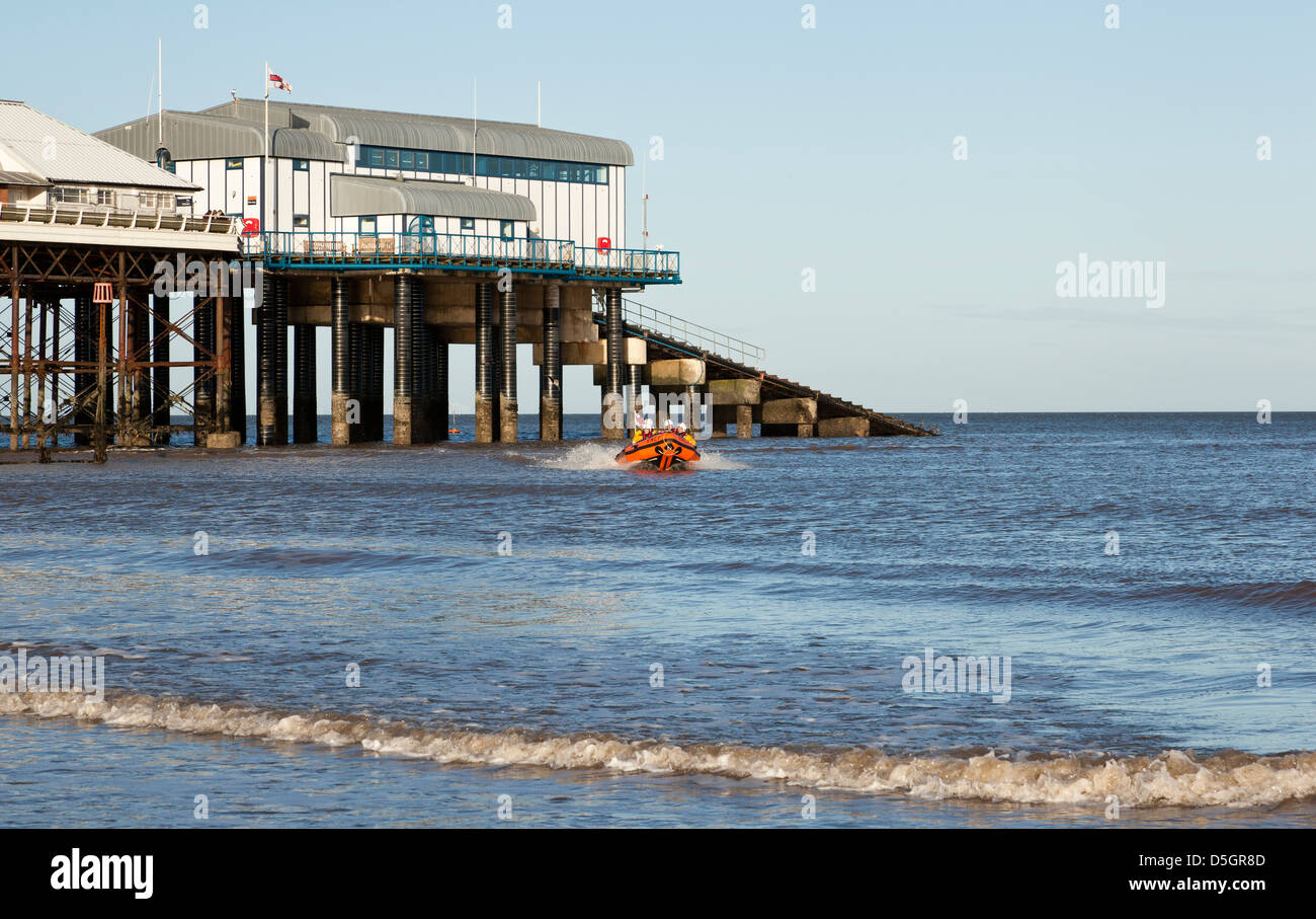 L'équipage et de sauvetage Cromer R.I.B. qui patrouillait près de jetée de Cromer, Norfolk UK Banque D'Images