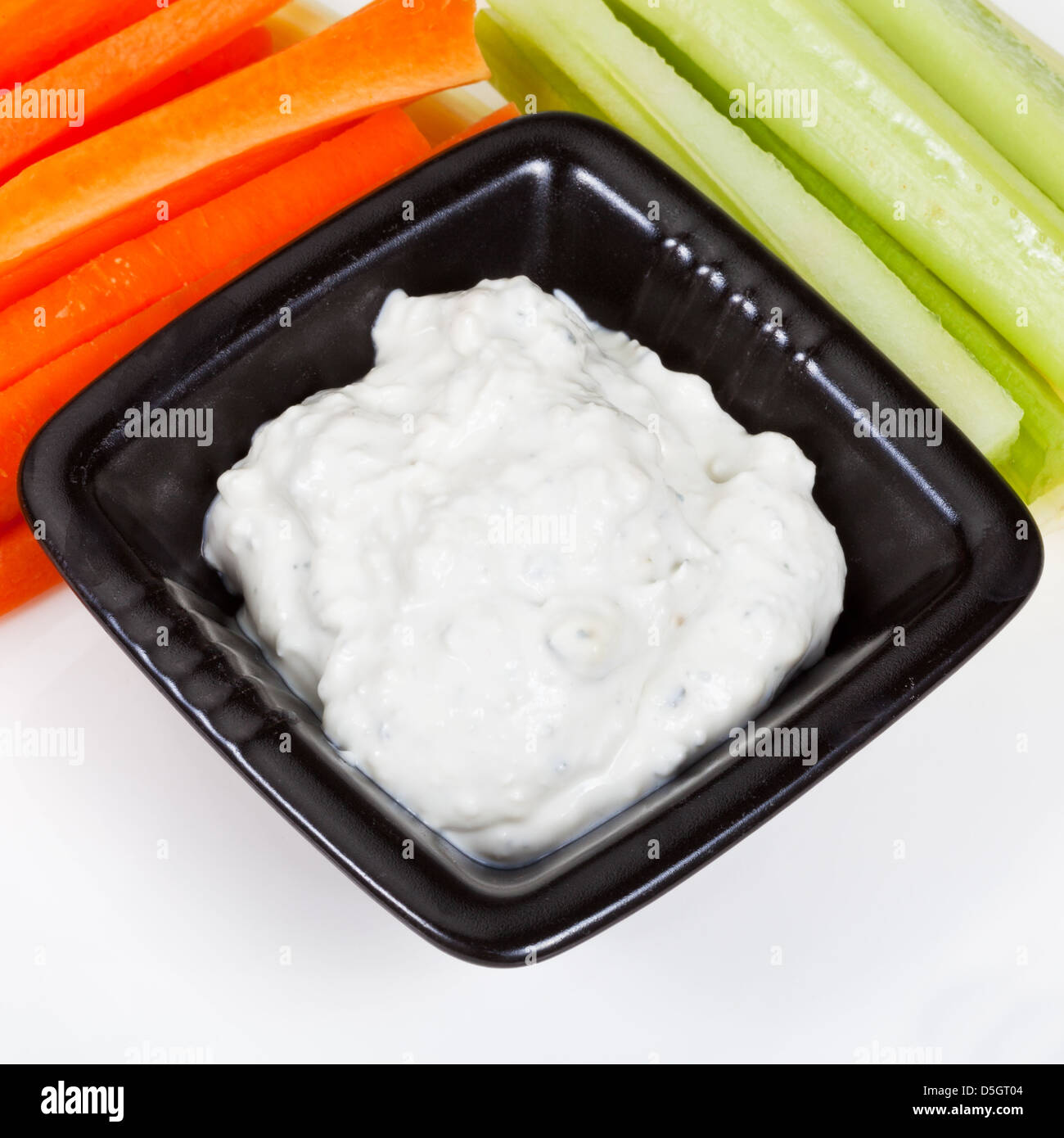 Céleri, carotte avec vinaigrette au fromage bleu on white plate Banque D'Images