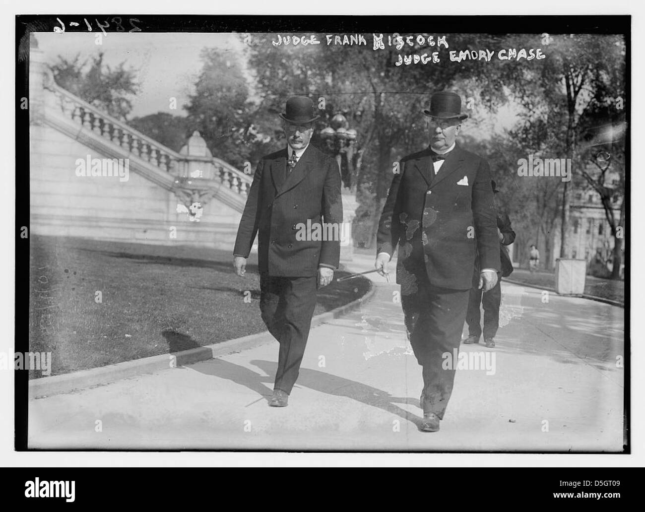 Les juges Frank Hiscock et Emory Chase sont capturés dans un cadre extérieur, marchant ensemble. Cette photographie reflète leur rôle en tant que figures juridiques dans l'histoire américaine. Banque D'Images
