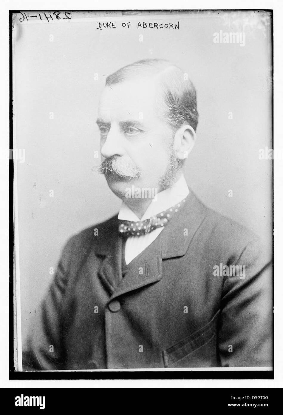 Ce portrait représente James Hamilton, le 2e duc d'Abercorn, mettant en valeur sa moustache, ses pattes et sa tenue à pois. Il met en valeur le style aristocratique du début du XXe siècle. Banque D'Images