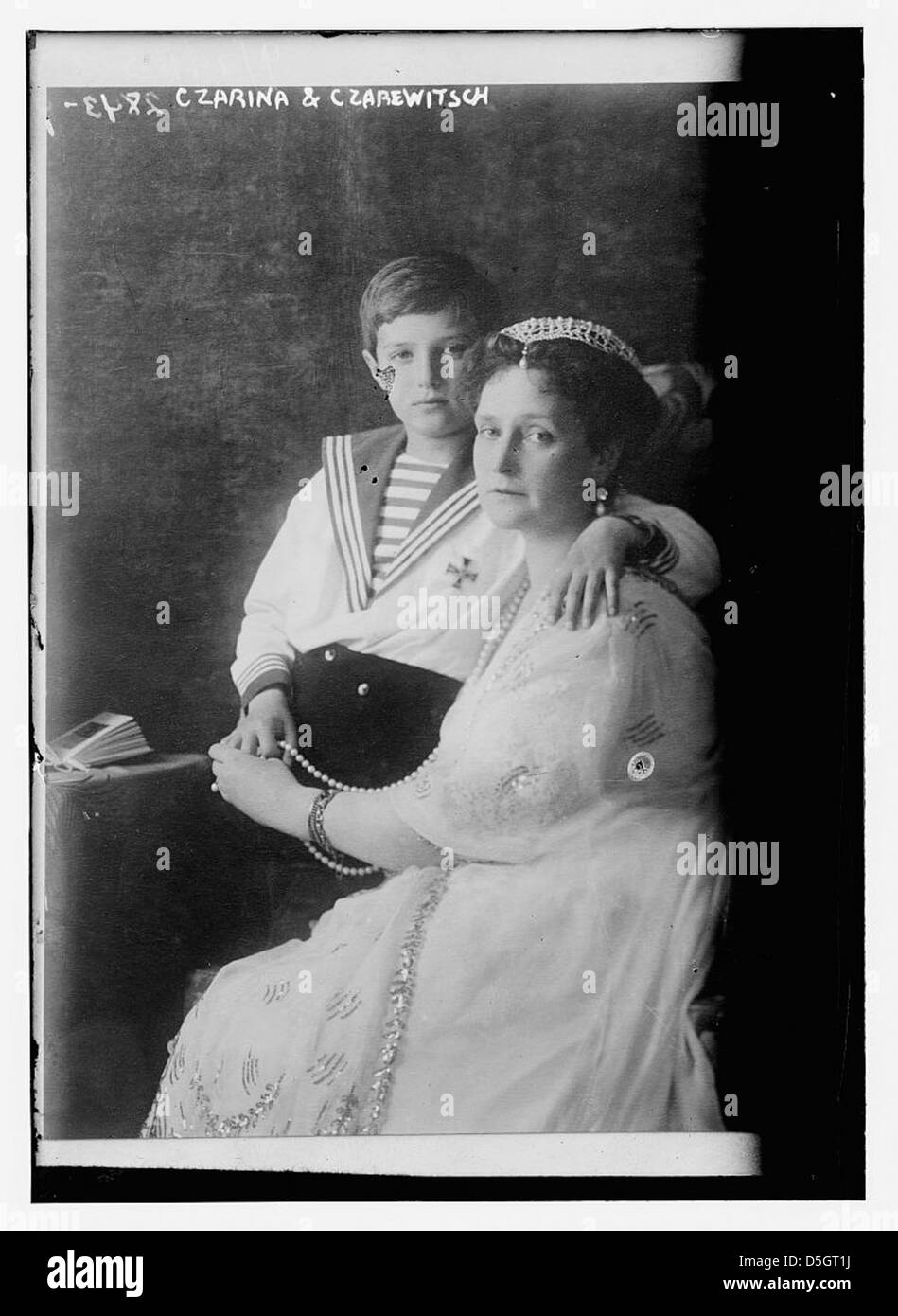 Czarina Alexandra Feodorovna et son fils Alexeï Nikolaïevitch sont représentés dans un portrait reflétant la famille royale russe au début du XXe siècle. Banque D'Images