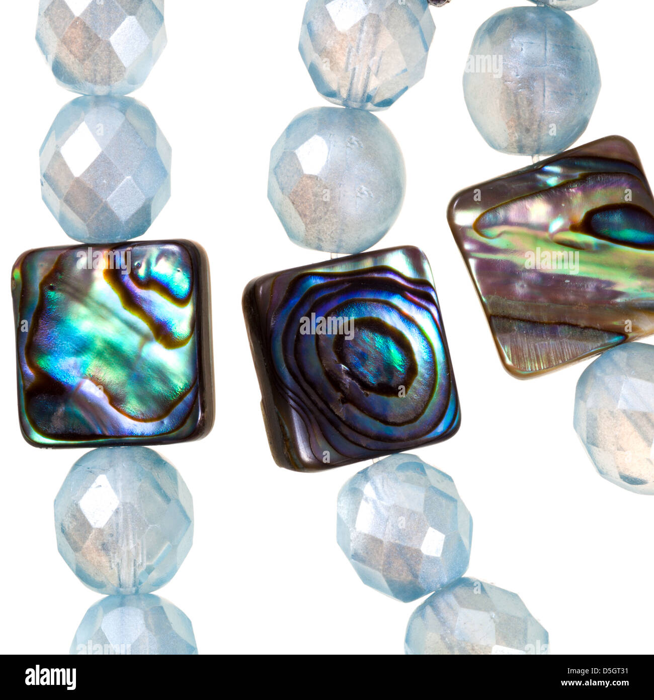 Cordes de clairons de Verre irisé et pierres perle close up isolé sur fond blanc Banque D'Images