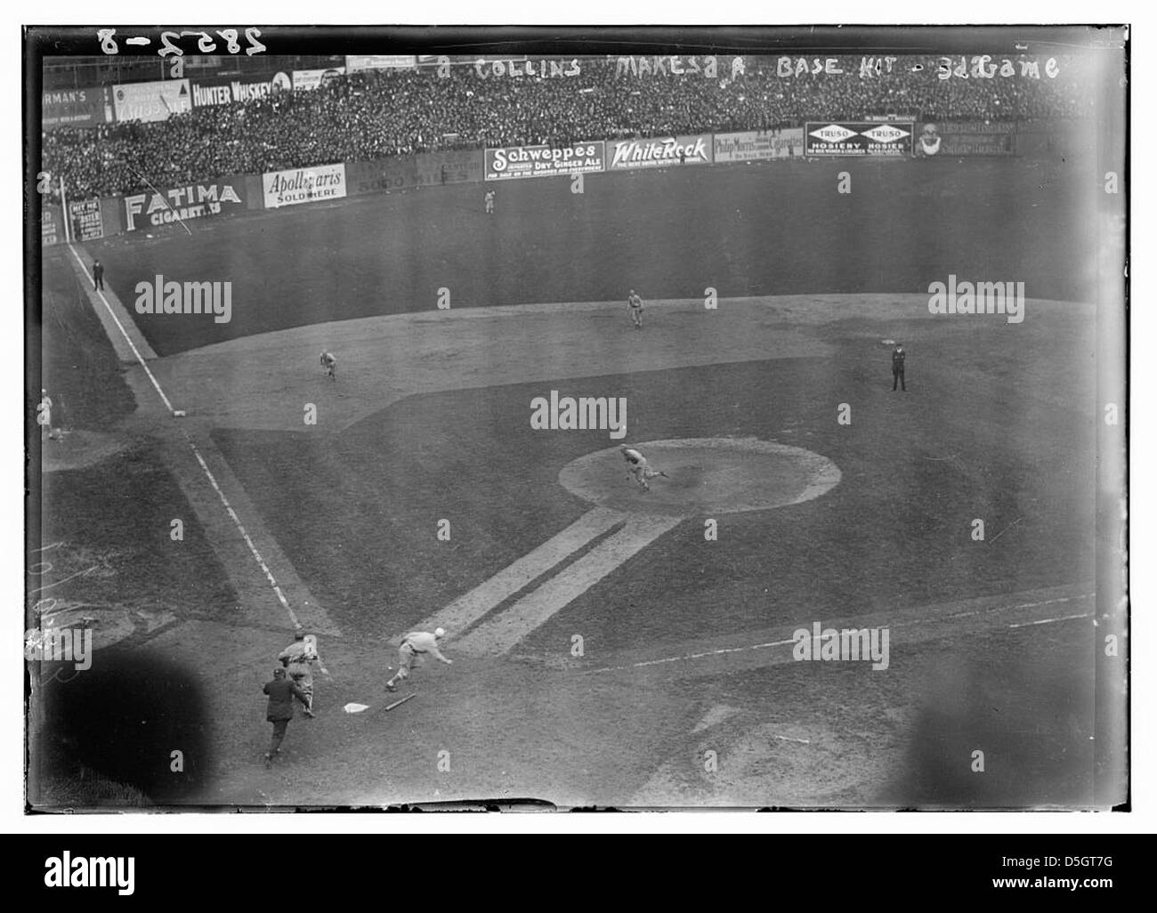 Un joueur non identifié de l'équipe de la New York National League Bunts lors du troisième match des World Series 1913 au Polo Grounds à New York. L'image capture un moment de l'un des premiers matchs emblématiques de la série mondiale de baseball. Banque D'Images