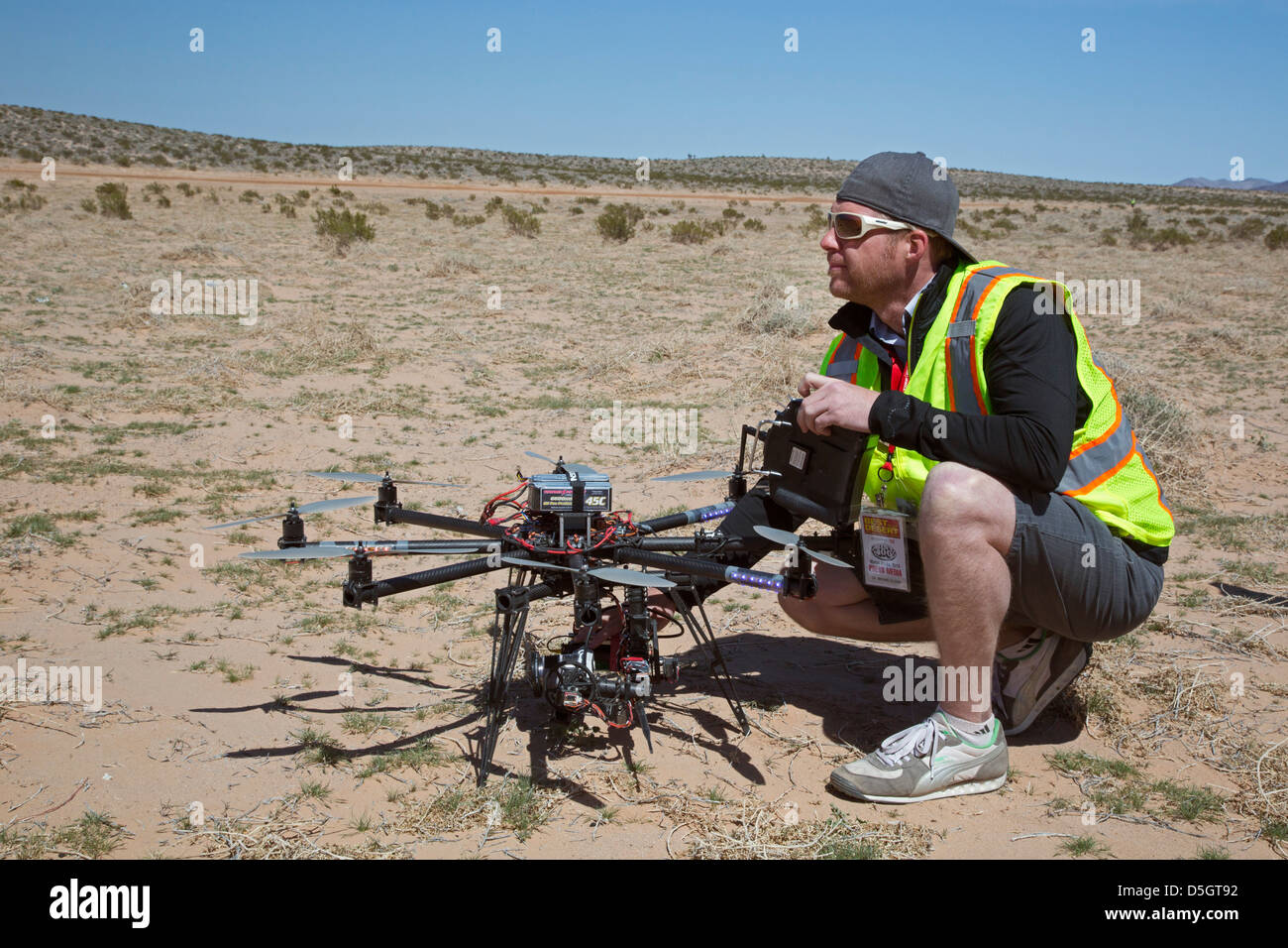 Un photographe s'apprête à lancer un drone pour photographier la Monnaie royale canadienne 400, une course de hors-route dans le désert de Mojave. Banque D'Images