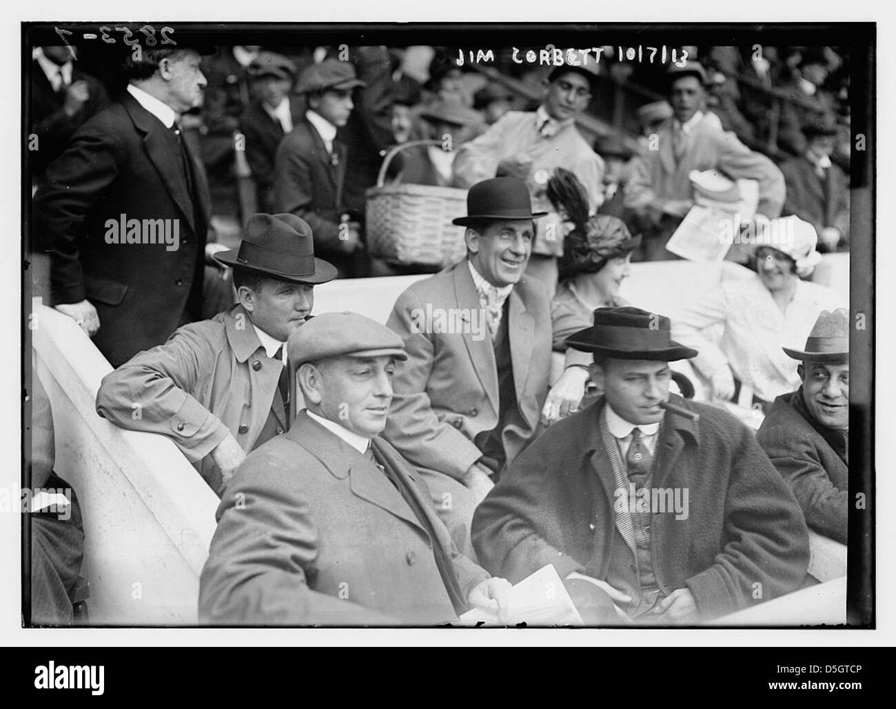 Le boxeur Jim Corbett et Blossom Seeley assistent à la première partie de la série mondiale 1913 au Polo Grounds de New York, photographiée dans cette photographie emblématique de la scène sportive américaine. Banque D'Images