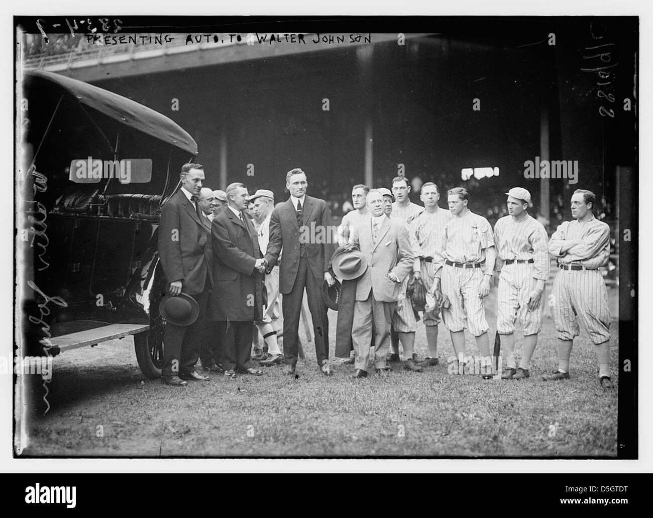 Une photo de la présentation d'une automobile à Walter Johnson, MVP de la série mondiale 1913, en reconnaissance de sa performance exceptionnelle dans la Ligue majeure de baseball. Johnson, connu sous le nom de « The Big train », a joué pour les sénateurs de Washington. Banque D'Images