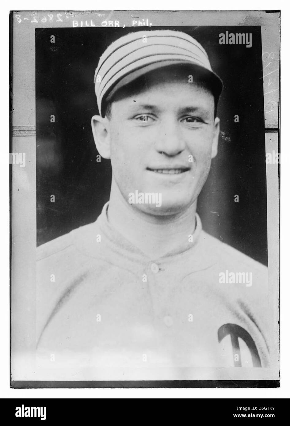 Une photographie du joueur de baseball Bill Orr, prise pendant son temps avec les Athletics de Philadelphie dans la Ligue américaine. L'image le capture en action sur le terrain dans les années 1910 Banque D'Images