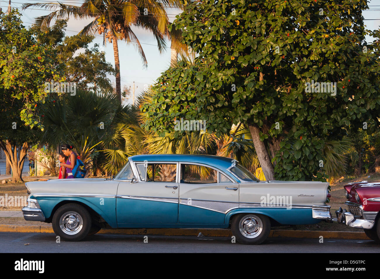 Cuba, province de Matanzas, Varadero, nous l'époque des années 1950 s-a fait des voitures Ford Banque D'Images