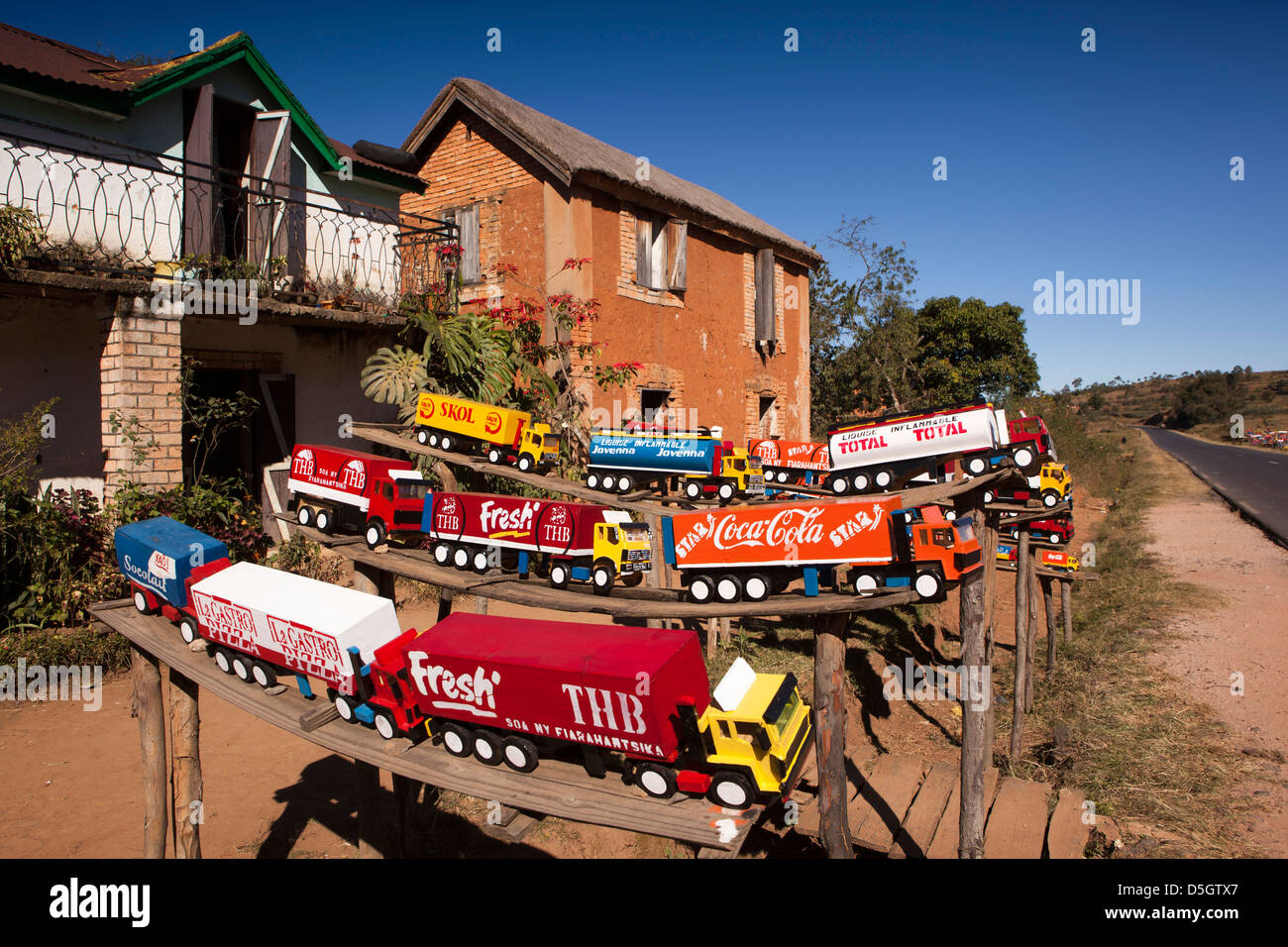Madagascar, Ambatolampy, camions de jouets fabriqués à partir de boîtes de conserve à la vente sur le champ Banque D'Images
