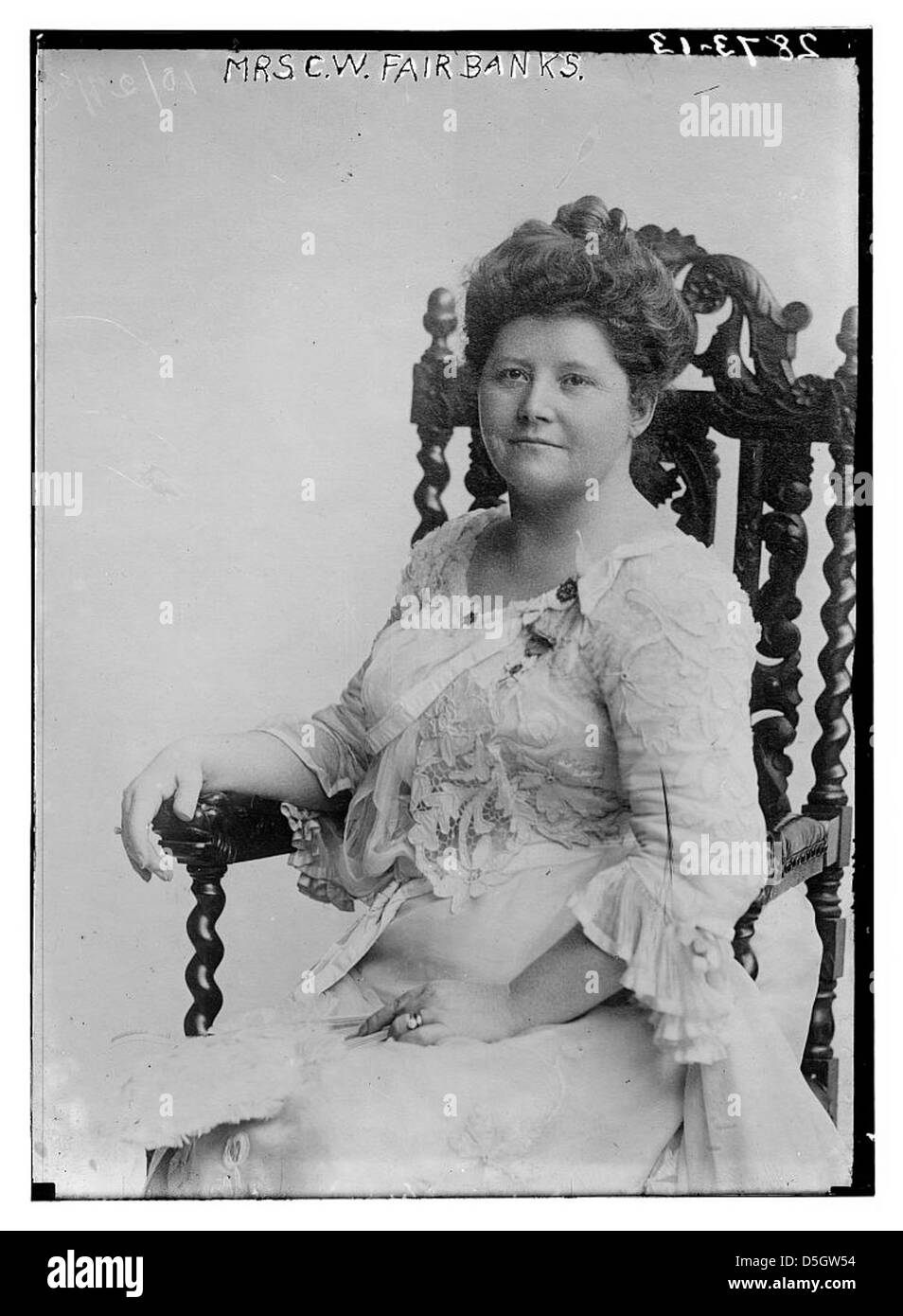 Un portrait de MRS C.W. Fairbanks, Cornelia Cole Fairbanks, assis dans une robe blanche. Elle est capturée dans une photographie historique, mettant en valeur sa tenue élégante et sa présence digne. Banque D'Images